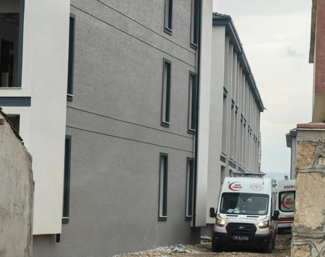 Bursa'da inşaatta inanılmaz olay! 3.kattan ağabeyinin üzerine düştü, hastanelik oldular! - Resim: 2