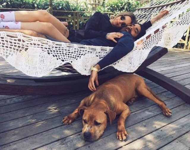 O pozlarla sosyal medyayı salladılar!  - Resim: 2