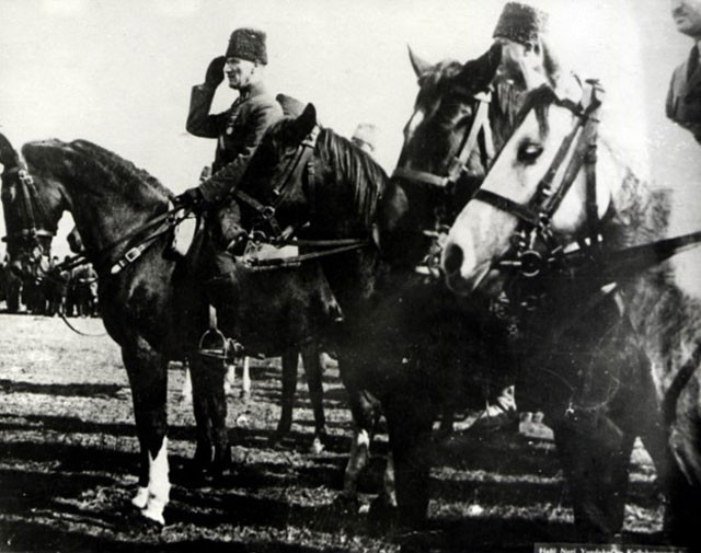 Ata Demirer: İyi kaptan dalgalı denizde belli olur - Resim: 1