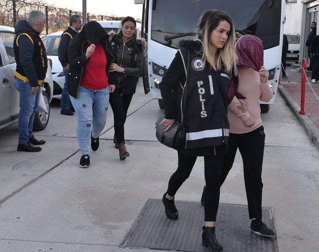 'Mutlu son' şifreli çete fuhuş sırasında yakalanmamak için bu yöntemi bulmuş! - Resim: 2