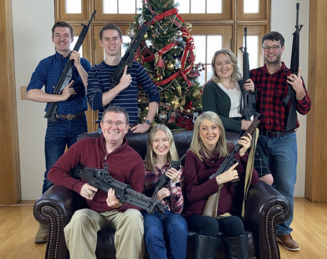 ABD'li senatörün skandal fotoğrafı: Noel Baba lütfen cephane gönder! - Resim: 0