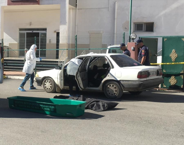 Mersin'de karısını tüfekle vuran koca aracında intihar etti - Resim: 0