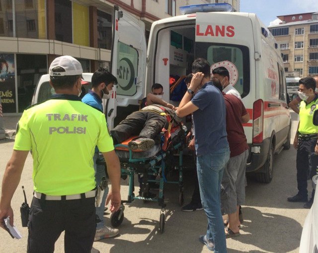 Iğdır'da bir sürücü çarptığı motosikletli yerde kıvranırken aracının tamponuyla ilgilendi - Resim: 0