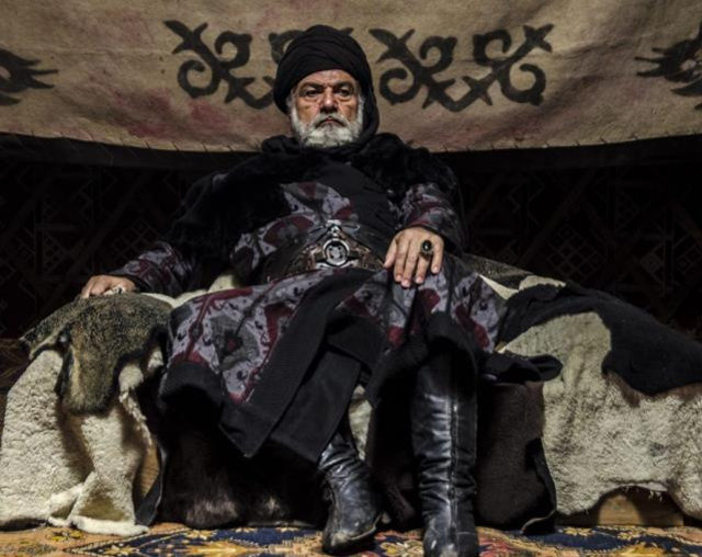 Burak Özçivit'ten usta oyuncu Serdar Gökhan'a olay gönderme! "Gülüyoruz hem de" - Resim: 0