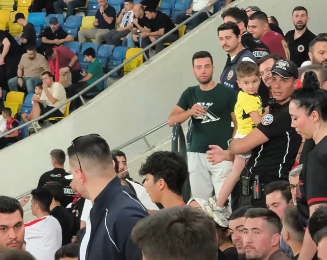 Fenerbahçe formalı çocuğu kurtaran polis konuştu: Vücudundaki titreme gerçekten üzücüydü - Resim: 0
