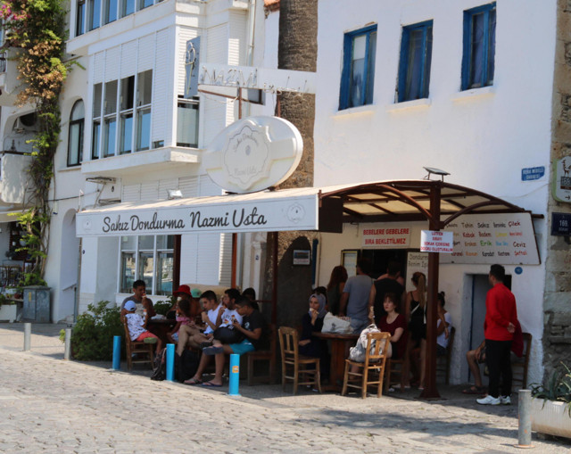 İzmir'de kalp krizi geçiren ünlü dondurmacıyı bakın kim kurtardı! - Resim: 0