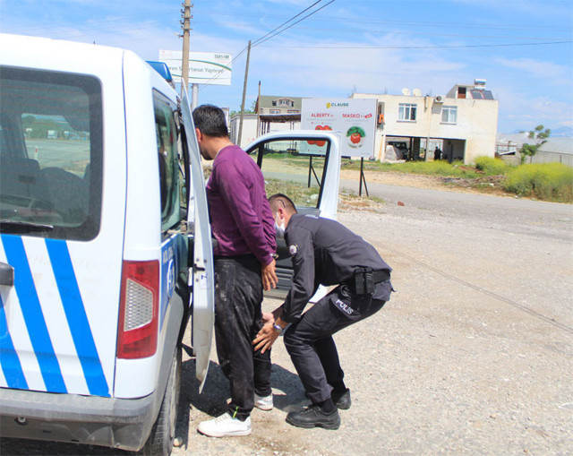 Antalya'da sokağa çıkma yasağını delen iki genç ceza yememek için ortalığı birbirine kattı - Resim: 2
