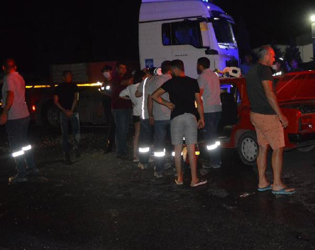 Aydın'da üç aracın karıştığı trafik kazasında 2 kişi öldü, 1 kişi ağır yaralandı - Resim: 0