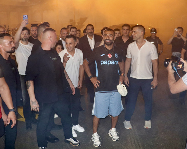 Trabzon B&uuml;y&uuml;kşehir Belediye Başkanı g&uuml;ndemde! Salah transferi sonrası 6 bin 661 forma satın aldı - Resim: 0