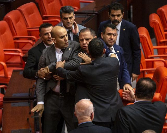 Sezgin Tanrıkulu'nun "Git" sözünü yanlış anlayan MHP'liler kürsüye yürüdü - Resim: 1