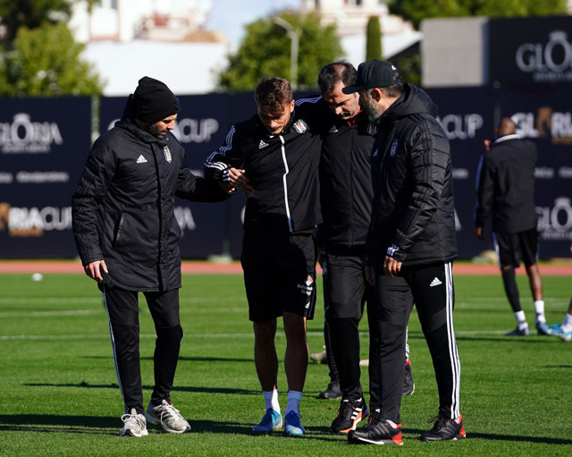 Adem Ljajic korkuttu! Antrenmanda çime takılarak düştü ve ayağını burktu - Resim: 0