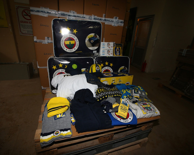 Fenerbahçe Kulübünden İzmir'deki depremzedelere yardım - Resim: 0