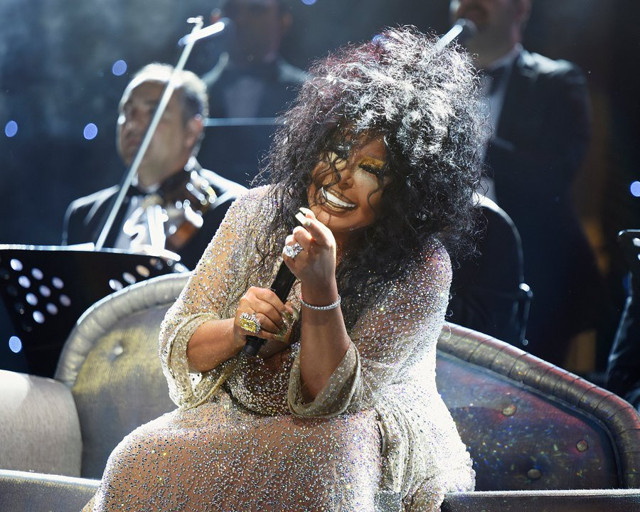 Bülent Ersoy'a seyirci şoku! Hayranının sahneye atlayıp dudağından öptüğü görüntülerle gündeme düştü - Resim: 5