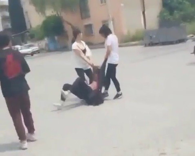 İzmir'de meydan ringe döndü! Kız öğrenciler birbirine girdi: Küfür, tekme tokat havada uçuştu! - Resim: 0