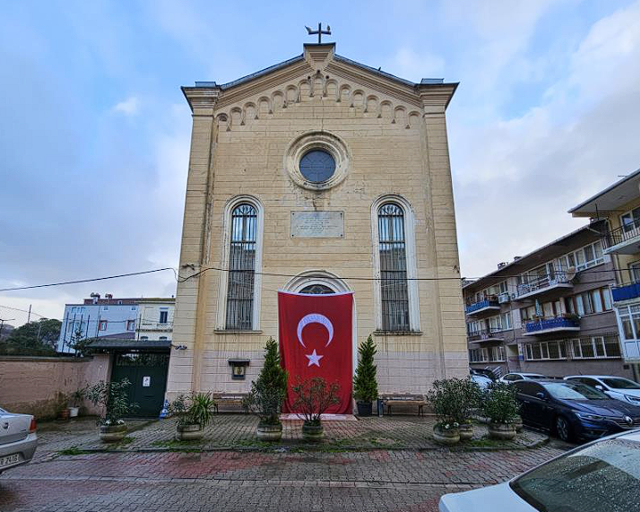 Sarıyer'deki saldırının düzenlendiği kiliseye Türk bayrağı asıldı - Resim: 0