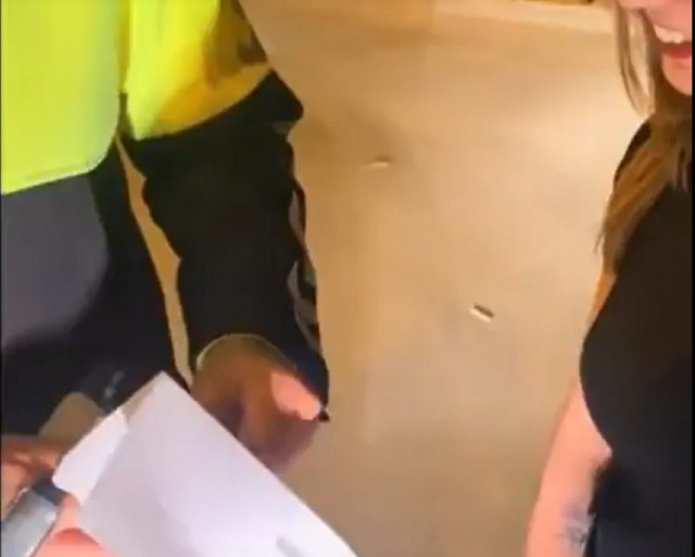 Bu ne cesaret! Sınava girmeden ehliyet aldı, utanmadan zarfı polise açtırdı! - Resim: 0