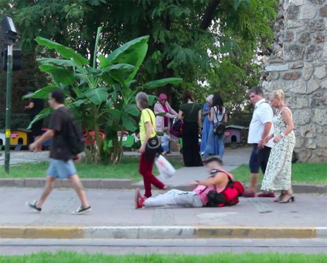 Antalya'da açlıktan bayılıp halkın duyarlılığını ölçtü - Resim: 0