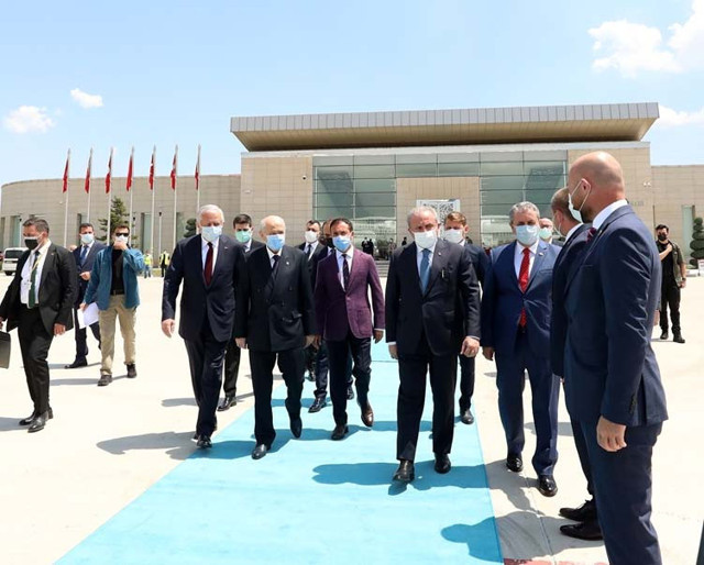 Saadet Partili Oğuzhan Asiltürk de Bahçeli ile birlikte aynı uçakta Kıbrıs'a gitti kol kola indiler - Resim: 1