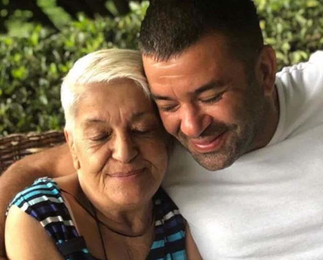 Oyuncu Bülent Şakrak annesini kaybetti - Resim: 0