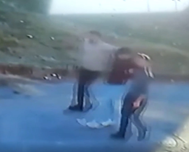 Kızların 'metruk bina' oyununa gelen 2 kişi gasp edildi! Polis onları 'kendi silahıyla' vurdu - Resim: 1