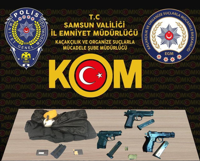 Samsun'da ehliyet sınavına kameralı kopya düzeneği ile girmeye çalışırken yakalandı - Resim: 0