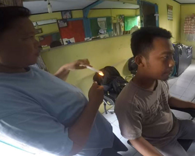 Yok böyle bir kulak temizliği şekli önce yakıyorlar sonra çekiyorlar - Resim: 1