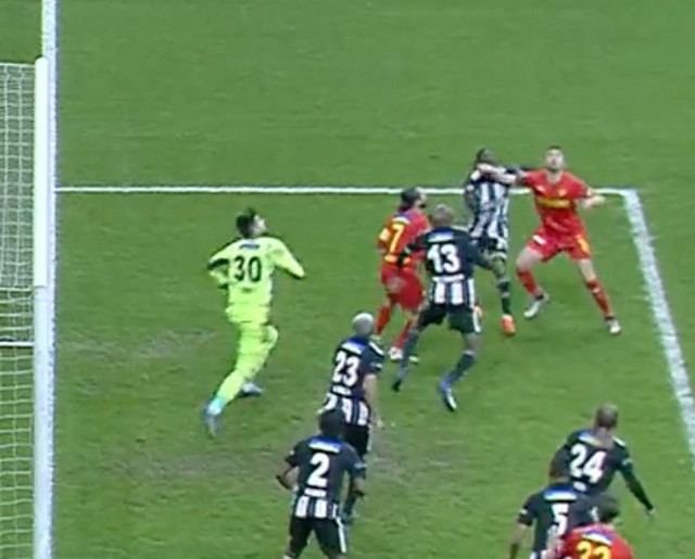 Ersin Destanoğlu-Halil Akbunar pozisyonuna penaltı değil diyen tek kişi - Resim: 0