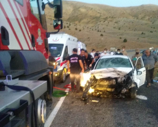 Adıyaman'da korkunç kaza! Otomobiller kafa kafaya çarpıştı: 3 ölü 4 yaralı - Resim: 1