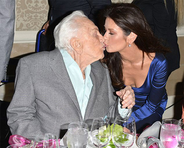 Ünlü oyuncu 100 yaşındaki kayınpederiyle dudak dudağa! - Resim: 3