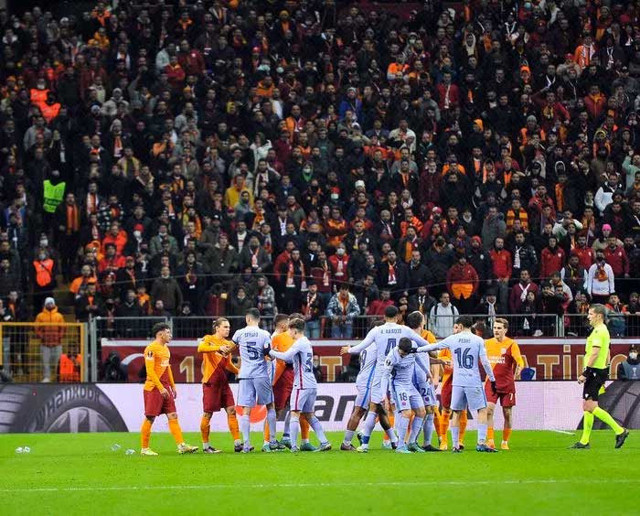 Galatasaray taraftarını çıldırtan ikili: Pique-Jordi Alba tribünleri böyle kışkırttılar - Resim: 0