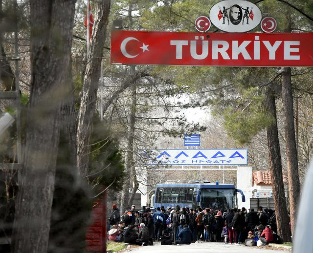 Türkiye'nin kararı sonrası Yunanistan sınıra asker yığdı giriş çıkışlar kapatıldı - Resim: 2