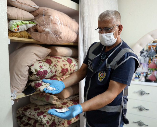 Başındaki peruğun altından uyuşturucu çıktı - Resim: 1