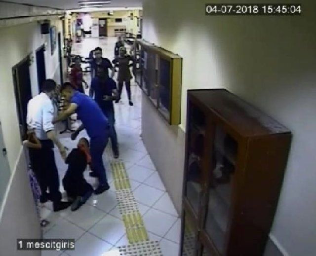 Ağrı'da kızını almak için gittiği adliyede icra müdüründen dayak yedi! İşte o görüntüler - Resim: 3