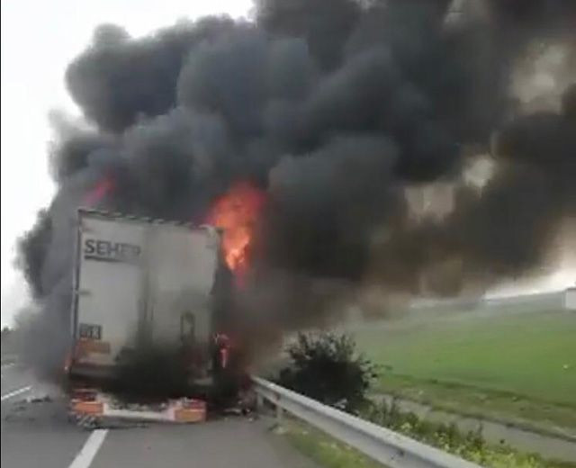 Şanlıurfa'da tavuk eti yüklü TIR'da yangın - Resim: 3