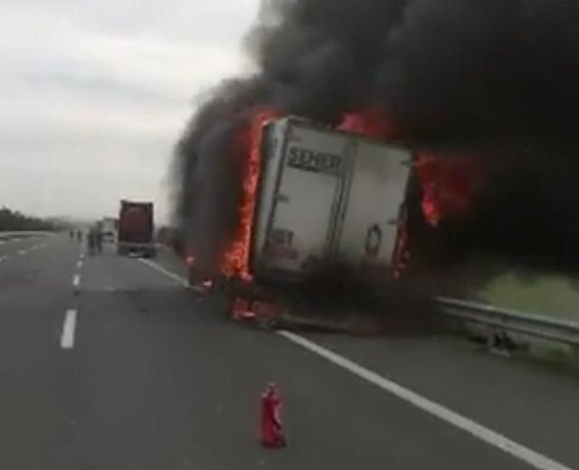 Şanlıurfa'da tavuk eti yüklü TIR'da yangın - Resim: 4