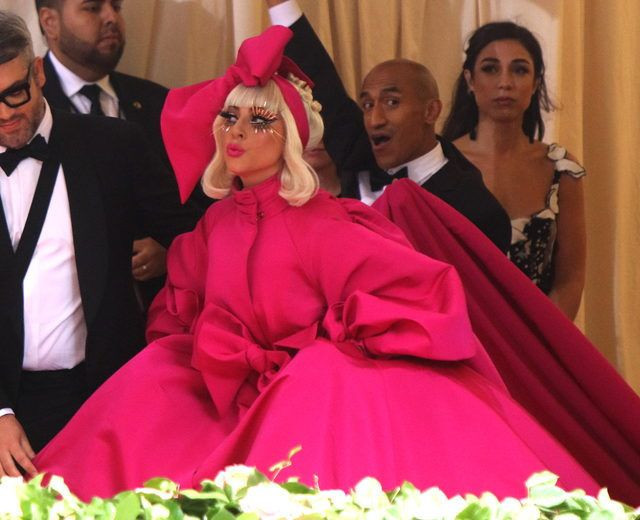 Dünyaca ünlü yıldız Lady Gaga Met Gala'ya damgasını vurdu! - Resim: 3