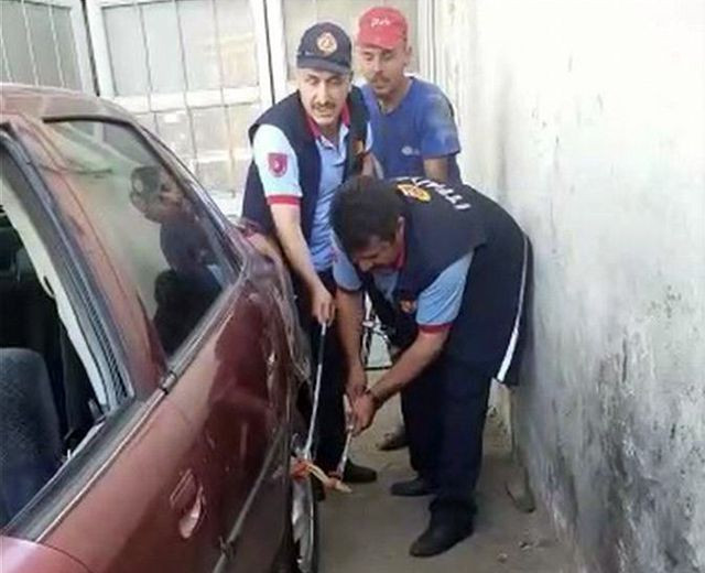 Karaman'da yılan itfaiye çalışanının elini soktu - Resim: 2