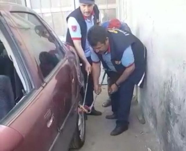 Karaman'da yılan itfaiye çalışanının elini soktu - Resim: 1