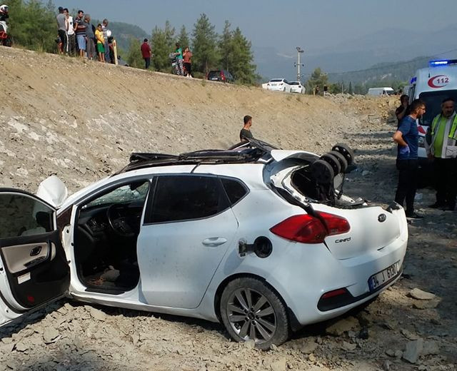 Antalya'da trafik kazasında anne ile oğlu öldü - Resim: 1