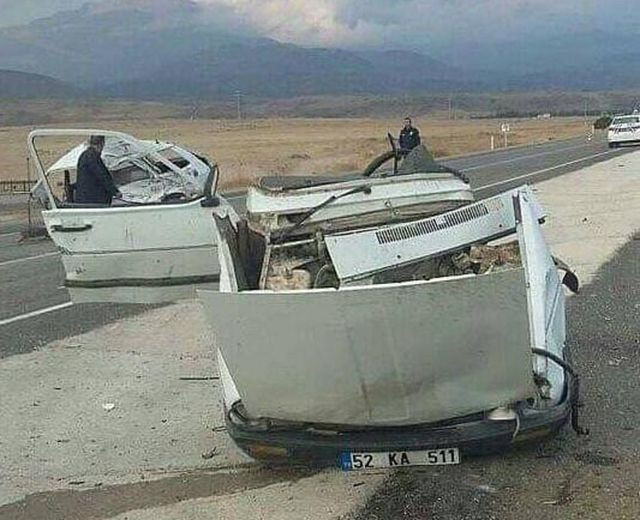 Kayseri'de TIR ile çarpışan otomobil ikiye bölündü - Resim: 1