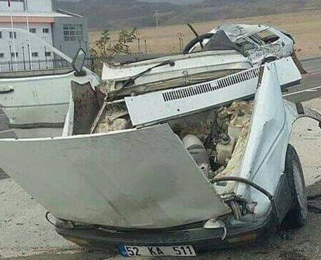 Kayseri'de TIR ile çarpışan otomobil ikiye bölündü - Resim: 2