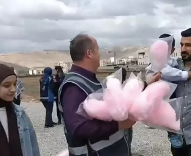 Mansur Yavaş'ın sözleri DEM Parti'yi kızdırdı! ''Pamuk şeker'' olayında gerçek çok başka çıktı - Resim: 1