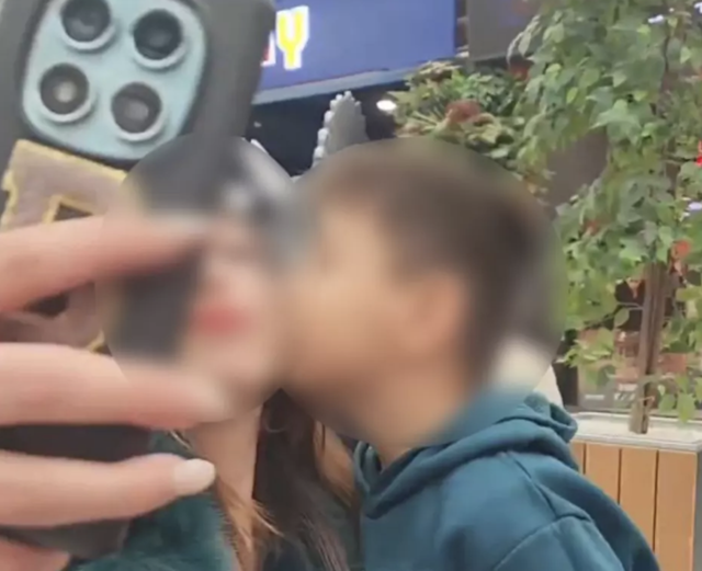 Öğrencisini dudağından öptü, öğretmenin o paylaşımı infial yarattı! - Resim: 0
