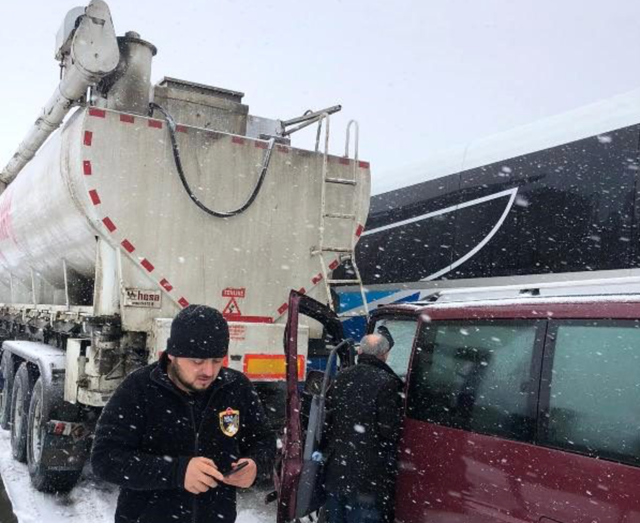 Bolu Dağı'nda kar yağışı yüzünden zincirleme kaza! Tam 8 km kuyruk oluştu - Resim: 1