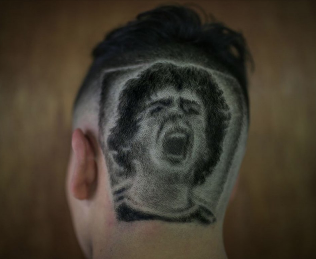 Hayranları Maradona'nın portresini kafalarına kazıttı - Resim: 0