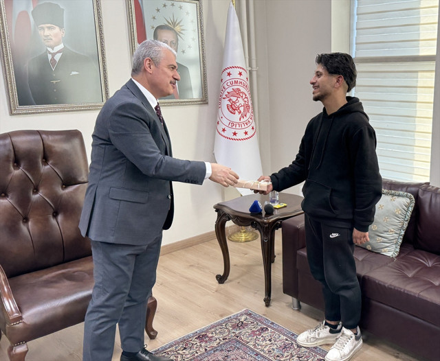 Konya Valisi Akın'dan çöken binadaki komşularını duyarlılığıyla kurtaran gence hediye - Resim: 0