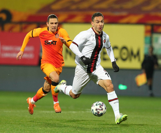 Ahmet Çakar: Hakem penaltı uydurdu Terim'in altında ezildi - Resim: 1