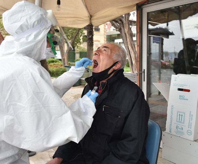 İzmir'de bir garip olay sokakta koronavirüs testi şaşırttı - Resim: 1