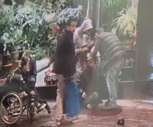 Tekerlekli sandalyeyle gelip yaralı adamın telefonunu çaldı - Resim: 1