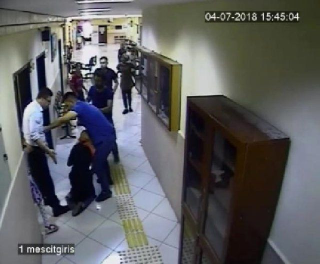 Ağrı'da kızını almak için gittiği adliyede icra müdüründen dayak yedi! İşte o görüntüler - Resim: 4